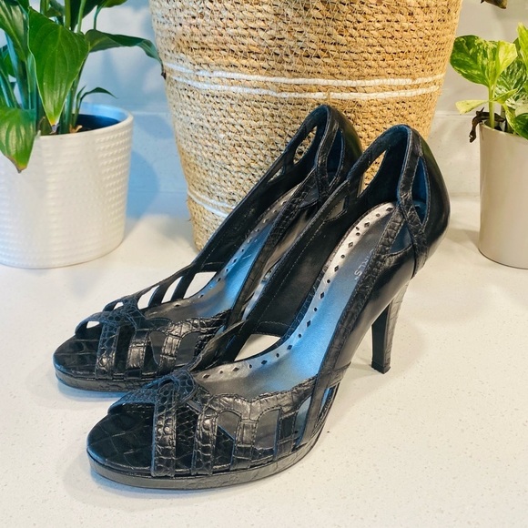 BCBGirls Black Leather Caged Open Top Pump Heels Women’s 9 | 4.5” Heel - Picture 1 of 10